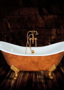 Badkar i gjutjärn med målad utsida