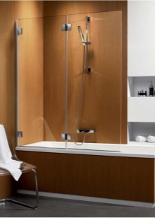 Paroi de salle de bains en plusieurs parties