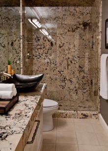 Beige och svart badrum