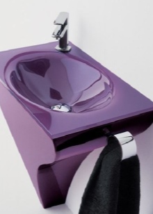 Lila mosdókagyló a fürdőszobában