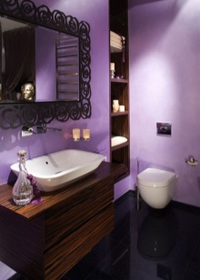 Lila fürdőszoba barna bútorokkal
