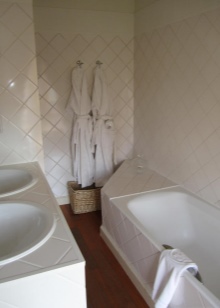 Finishing a small bathroom in light shades