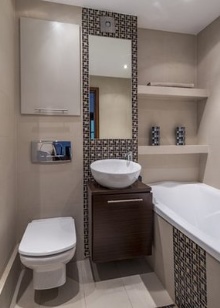 Piccolo bagno interno con lavatrice