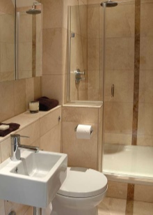 Douchecabine en mini-loodgieterij in de badkamer