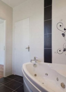 Contrasterende tegels om de badkuip visueel te vergroten