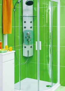 Душ кабина с хидромасажен панел в малка баня