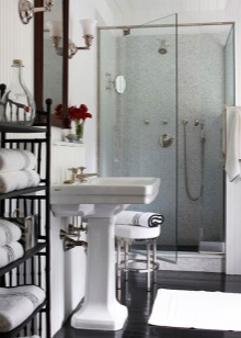 Малка баня с основни аксесоари за баня