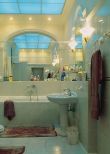 Spegel och kakel i badrummet