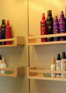 Scaffali per le spezie in bagno.