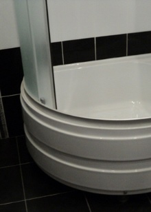 Asymmetrisk dyb sump brusekabine