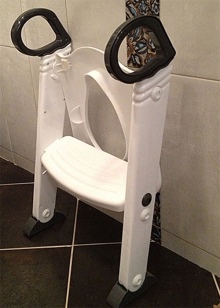 Összecsukható modell egy talapzatos WC-ülőke fedeléről