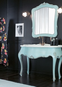 Tavolo da toilette su gambe eleganti in un bagno barocco