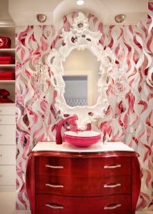 Specchio barocco e cassettiera in bagno scuro