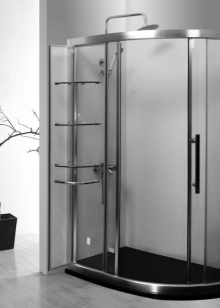 Prostorný sprchový kout s nízkou černou sprchovou vaničkou