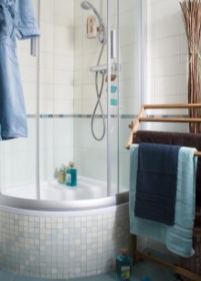Καμπίνα ντους σε ένα μικρό μπάνιο