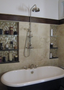 Рафтове в нишата за аксесоари за баня