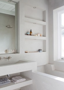 Ниски ниши в стената на банята