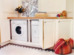 Vannas istabā zem veļas mašīnas skapja.