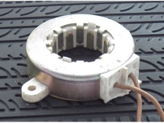 Pesukoneen takogeneraattori (kierroslukumittari, hallianturi)