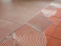 Мога ли да поставям плочки под плочките?