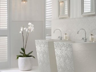 Meubles dans une salle de bains blanche à la texture inhabituelle