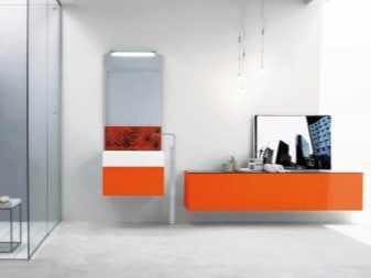 Salle de bains blanche avec des touches d'orange