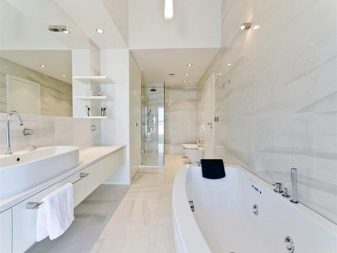 Salle de bains blanche avec des tons beige clair