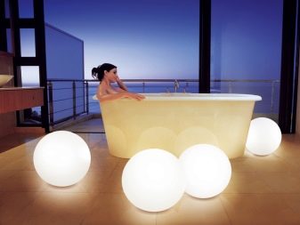 Cvaril badekar i belysning