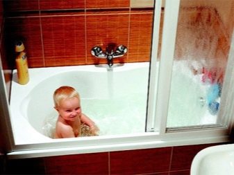 Bébé dans le bain derrière l'écran