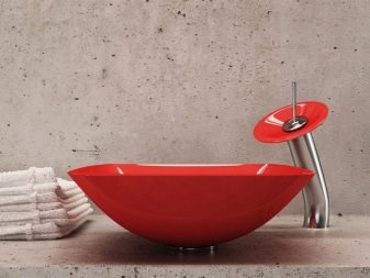 赤いバスルーム金具