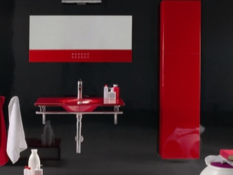 Atbilstoša vannas istabas apdare un mēbeles.