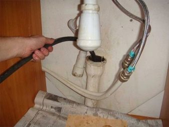 Cleaning the sewer by hydrodynamic method