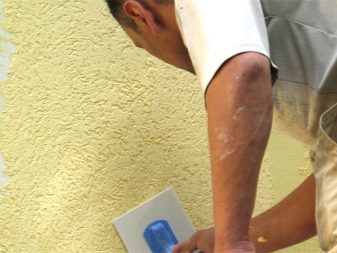 Applicering av dekorativ gips på gipsväggar