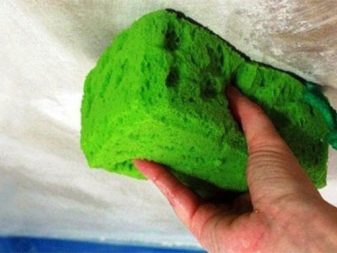 Odstráňte bielidlo pomocou špongie