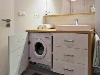 Tvättmaskin i ett litet badrum