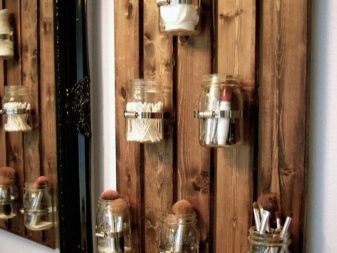 Lattine sul muro del bagno per conservare le cianfrusaglie