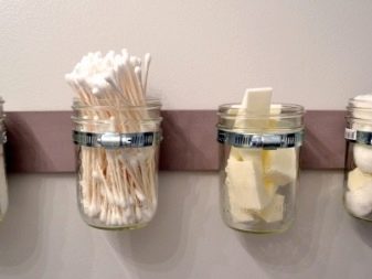 Lattine sul muro del bagno per conservare gli articoli da regalo