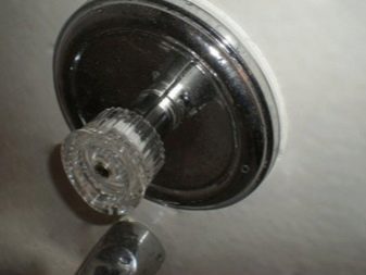 A patron cseréje a zuhanyzóban