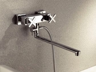 Kylpyamme ja suihkusekoitin, jossa on pitkä suihkukaulus ja joka on upotettu seinään.