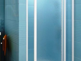 Uși de duș pivotante