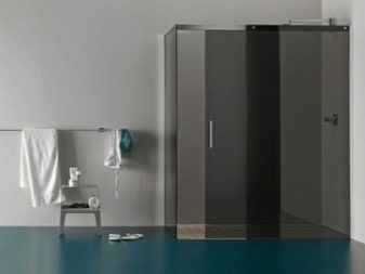 Sticlă colorată în cabina de duș