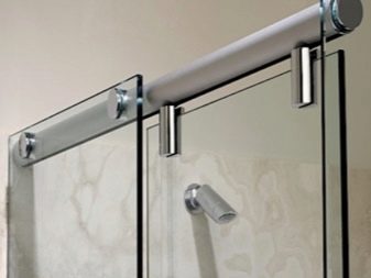 Cabina de ducha con ducha de cristal