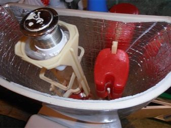 Om de binnenkant van de stortbak met thermische folie te omwikkelen