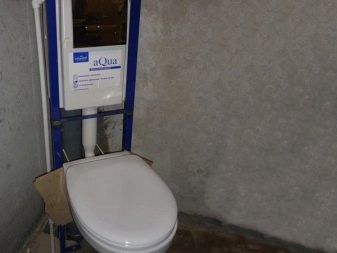 Installation för en vägghängd toalett i ett hörn