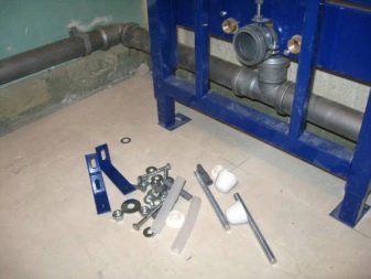 Installation av installationen för vägghängd WC