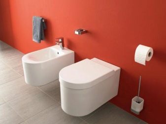 Stora vägghängda toaletter