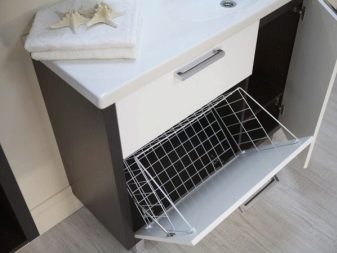  Шкаф с умивалник и кош за пране в банята