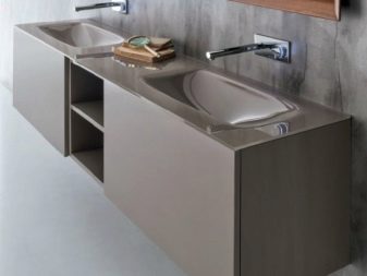 Пластмасов шкаф с умивалник в банята