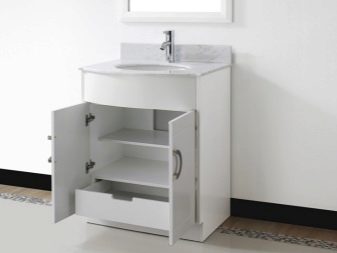 Målat skåp under tvättstället i badrummet