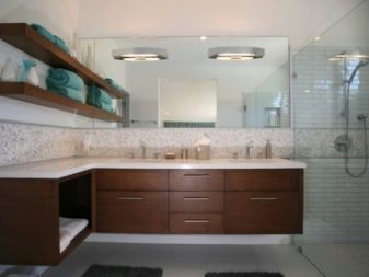 Målat skåp under tvättstället i badrummet